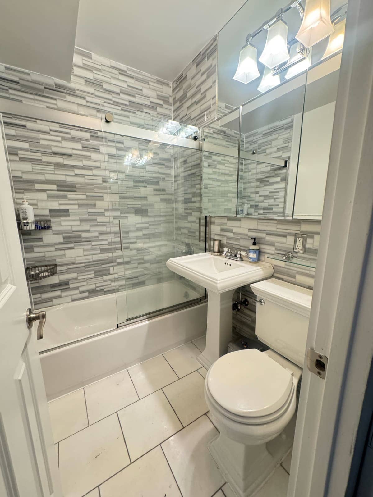 Luxury bathroom deep cleaning